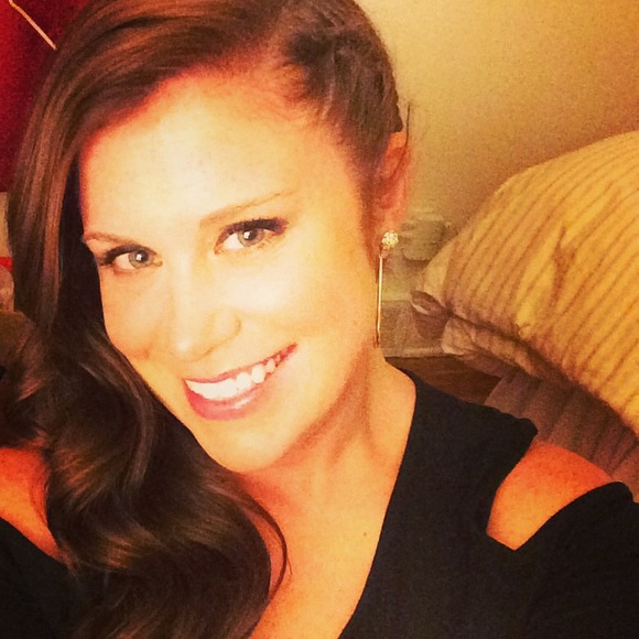 Profile Picture of Nealie Holmes (@holmesne) on Poshmark