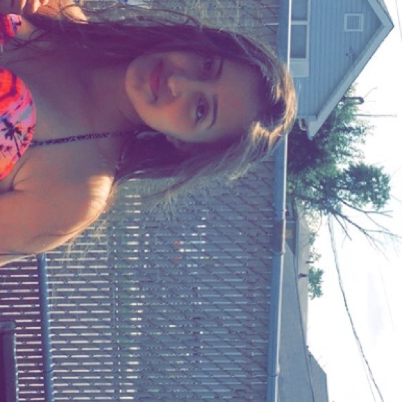 Profile Picture of Laura Candelieri (@lauracandyy) on Poshmark