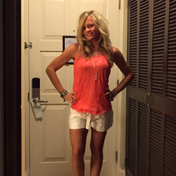 Profile Picture of Sara Komosinski (@skomosinski) on Poshmark