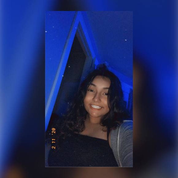 Profile Picture of ßrïanna ĐeŁuna (@delunbri23) on Poshmark