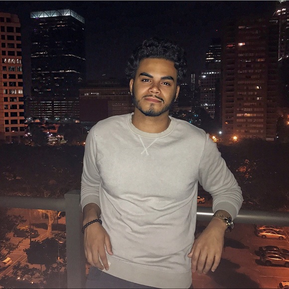 Profile Picture of Zachary Lopez (@zachlo34) on Poshmark