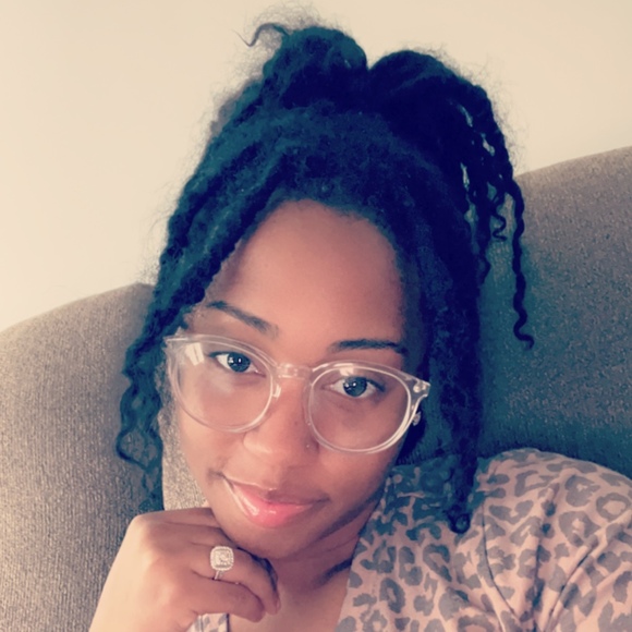 Profile Picture of Deleana Genwright (@dellysshop) on Poshmark