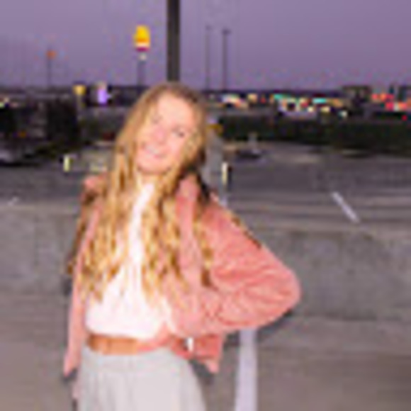 Profile Picture of Lauren Fosler (@laurenfosler) on Poshmark