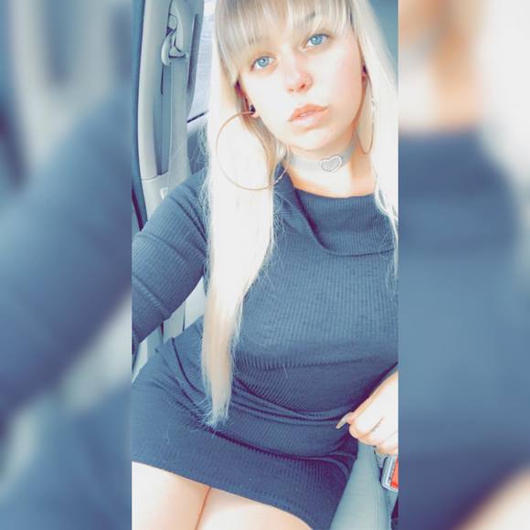 Profile Picture of Danielle Cardiff (@daniidiino) on Poshmark