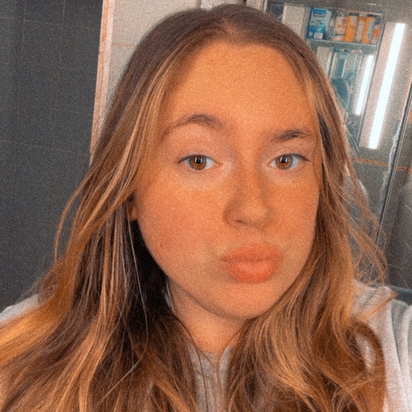 Profile Picture of Beatriz Silva (@beatrizsilva227) on Poshmark