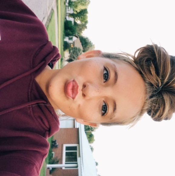Profile Picture of Ivy Smith (@ivyyyysmith) on Poshmark