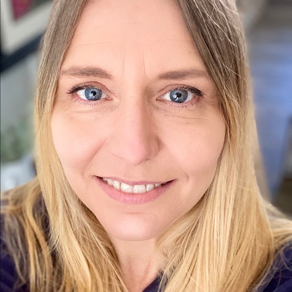 Profile Picture of Amanda Sands (@amandasands511) on Poshmark