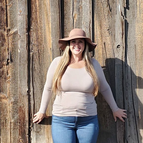 Profile Picture of Tara De witt (@taradewitt) on Poshmark