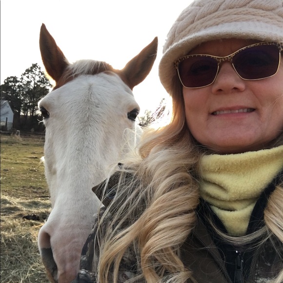 Profile Picture of Carrie Schmidt (@carrieschmid388) on Poshmark