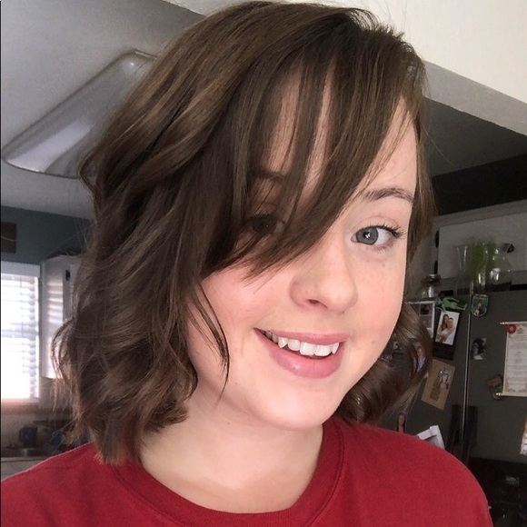 Profile Picture of Allison Eagling (@allisoneagling) on Poshmark