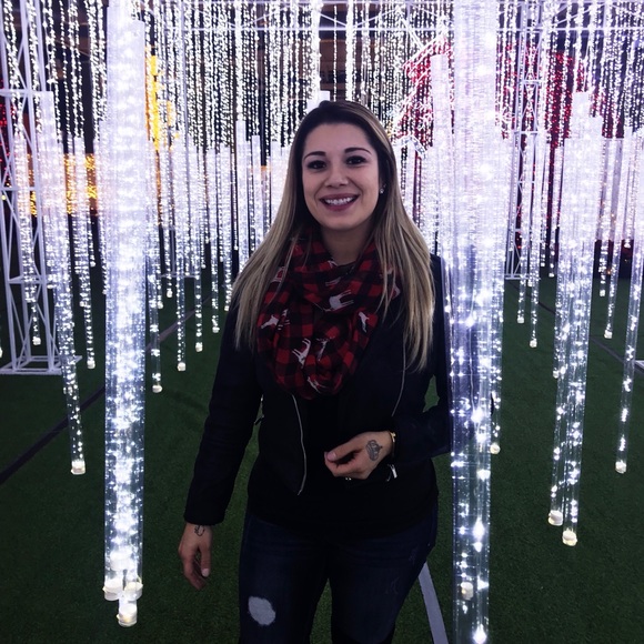 Profile Picture of Shellina Lavanway (@shellina1112) on Poshmark
