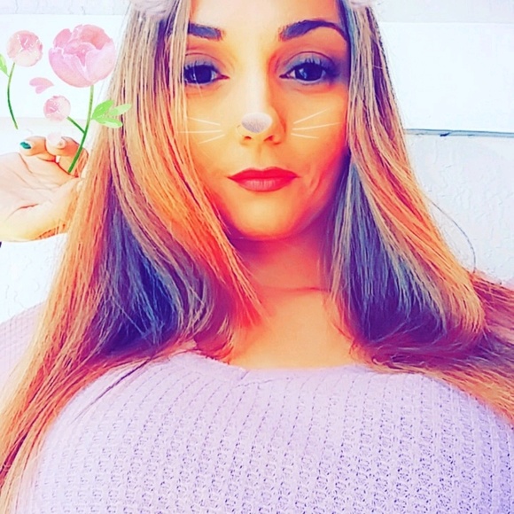 Profile Picture of Danielle Iacono (@dmichi35) on Poshmark