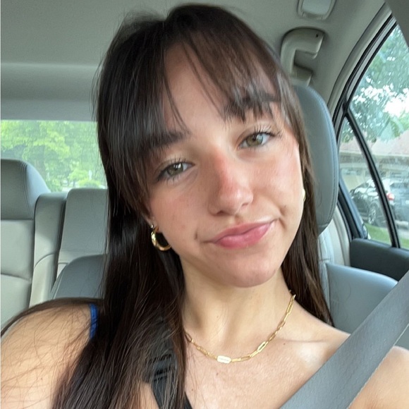 Profile Picture of Carlie Harrison (@carlie_harrison) on Poshmark
