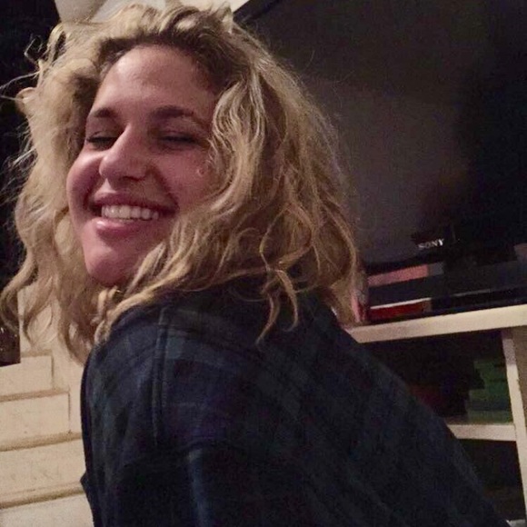 Profile Picture of Carly Giroux (@cargir) on Poshmark