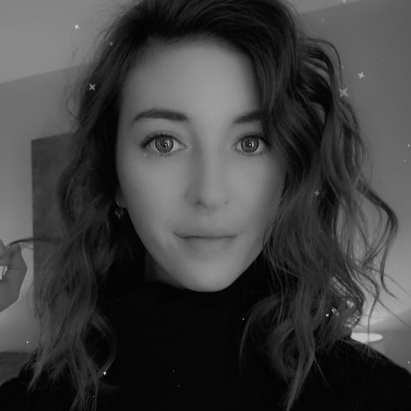 Profile Picture of Vicky Deschambeault (@deschambeault) on Poshmark