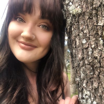 Profile Picture of Eva (@candlesandtarot) on Twitter