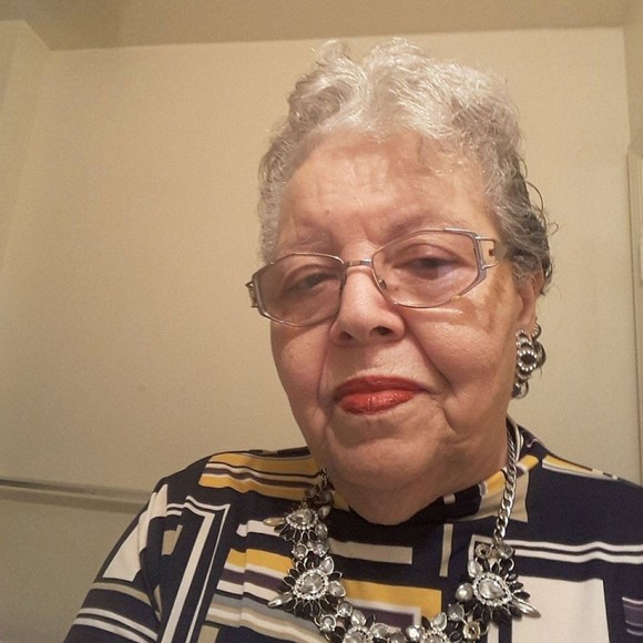 Profile Picture of Cocoakle Cocobrian (@cohdressresell4) on Poshmark