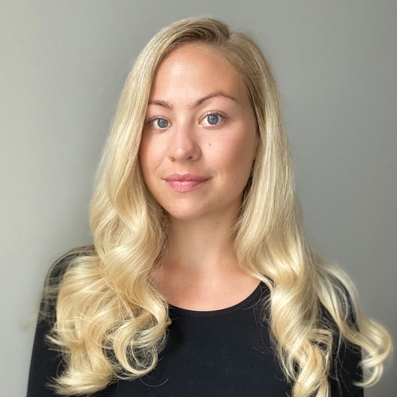 Profile Picture of Lucy Foster (@lucyef) on Poshmark