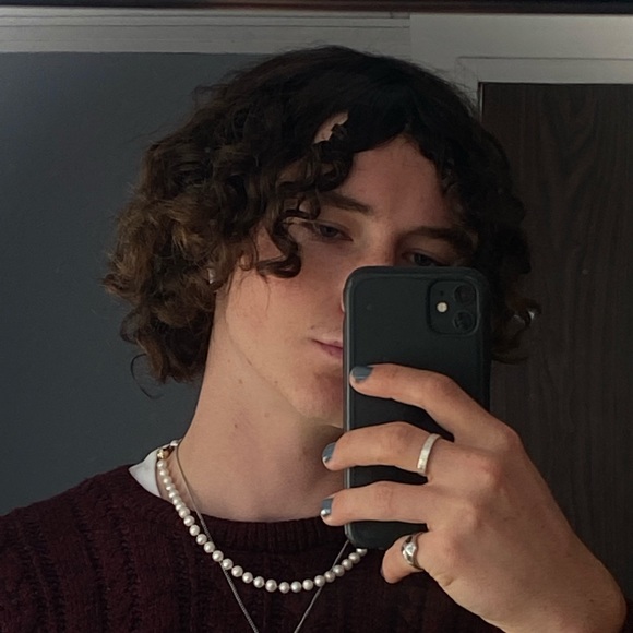 Profile Picture of Alexei Daunis (@lexed4) on Poshmark