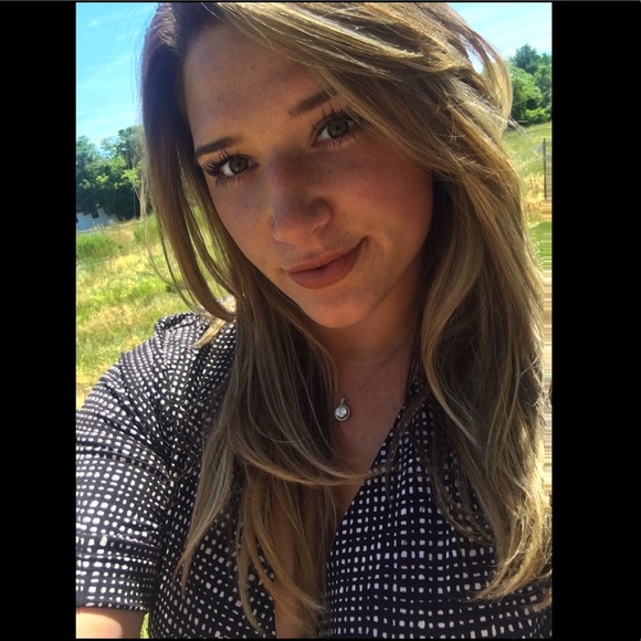Profile Picture of Samantha Rheel (@samantharheel) on Poshmark