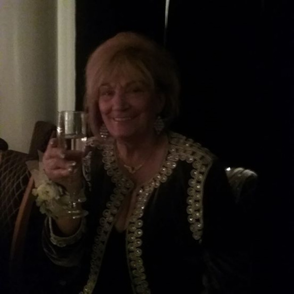 Profile Picture of Dee Pallante (@dpallante) on Poshmark