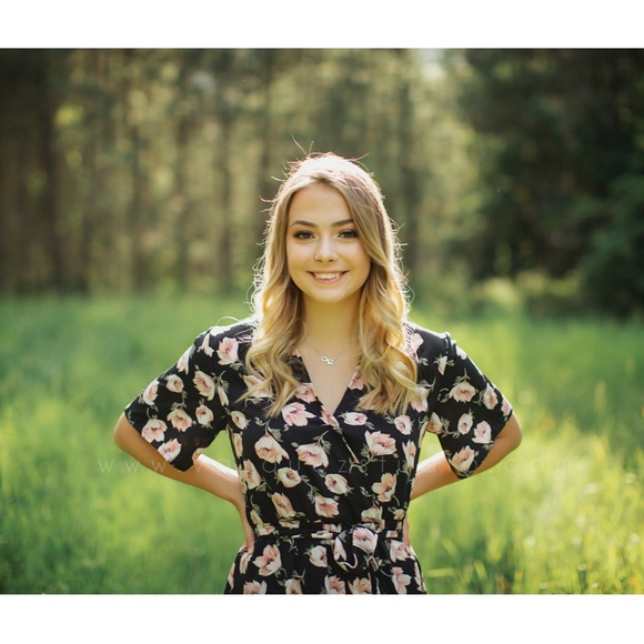 Profile Picture of Bella Deleon (@bellajaeci) on Poshmark