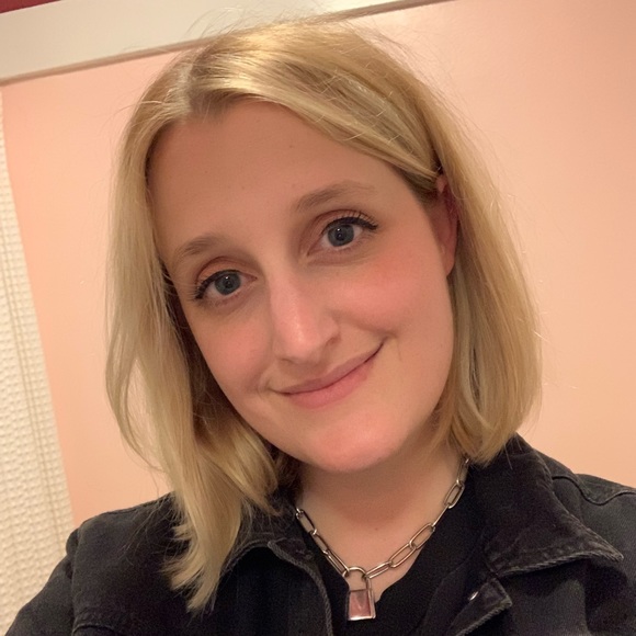 Stephanie Riesco - Poshmark Profile Picture of Stephanie Riesco (@stephriesco) on Poshmark