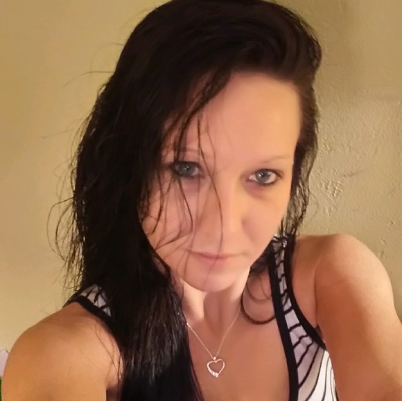 Profile Picture of Angela Ulmer (@billangie99) on Poshmark