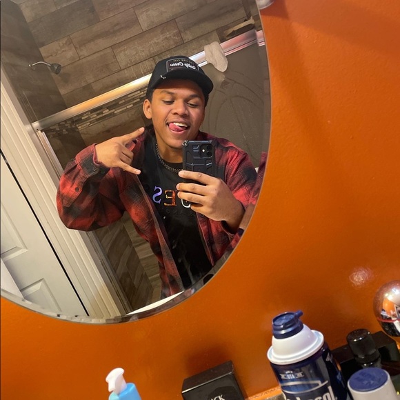 Profile Picture of Omar Wright (@omarwright33) on Poshmark