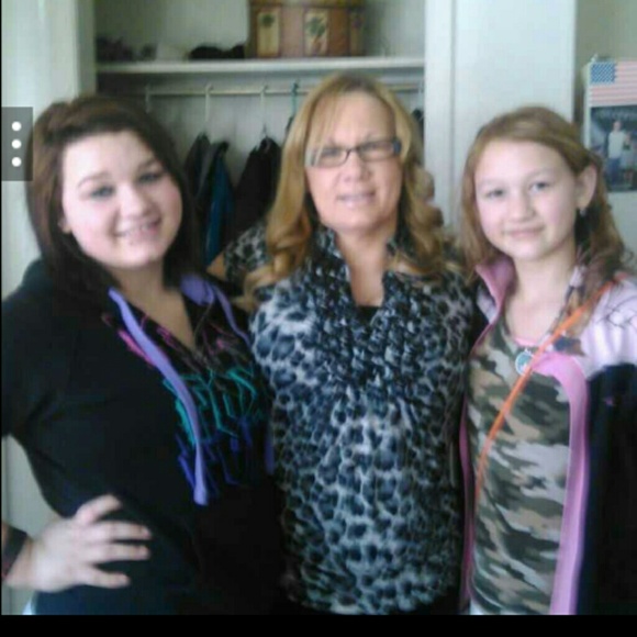 Profile Picture of Amanda Gulick (@amandakay17) on Poshmark