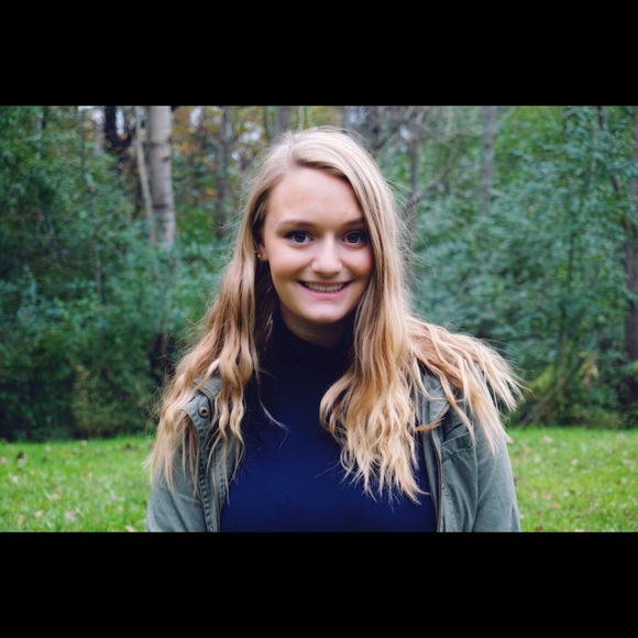 Profile Picture of Ashley Hoster (@ashley_hoster) on Poshmark