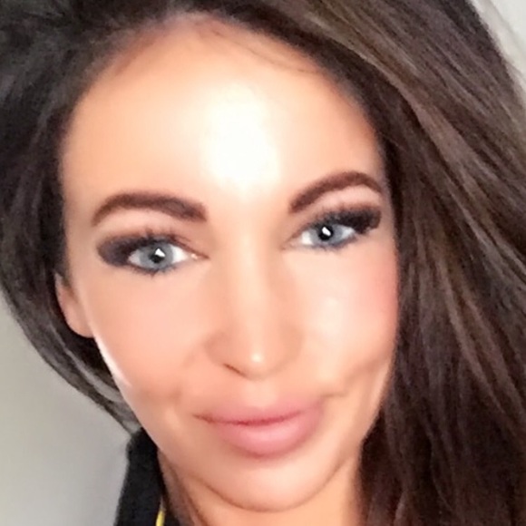 Profile Picture of Katie Lofsness (@katielo293) on Poshmark