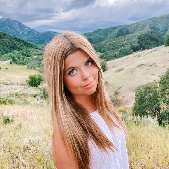 Profile Picture of Madeline Hahne (@madelinipannini) on Poshmark