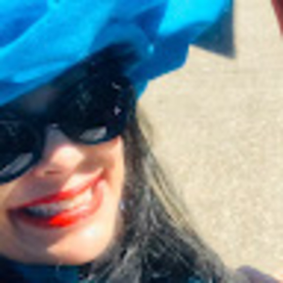 Profile Picture of Stefanie Wiedemann (@kingcakequeen) on Poshmark