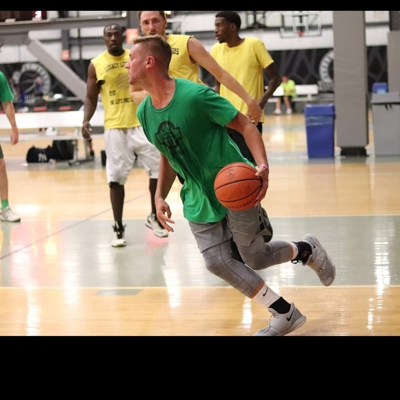 Profile Picture of Brandon Schilling (@shchillin) on Poshmark