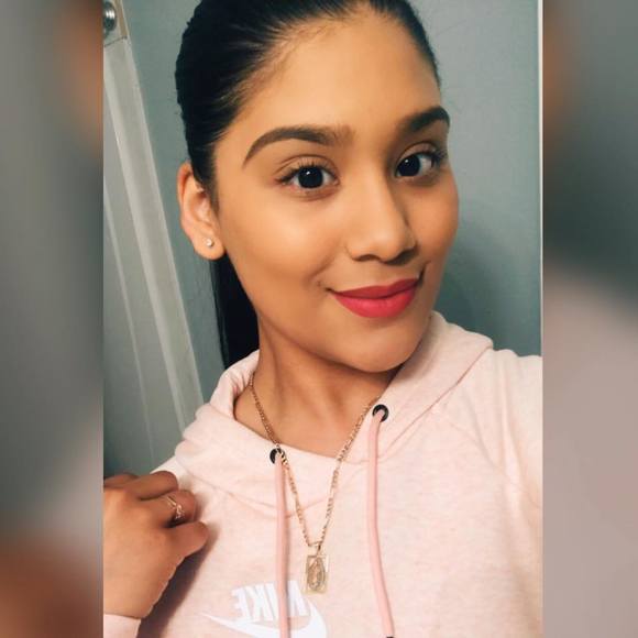 Profile Picture of Lorena Davis (@garciaarroyo99) on Poshmark