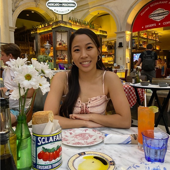 Profile Picture of Jane Suh (@janesuh_) on Poshmark