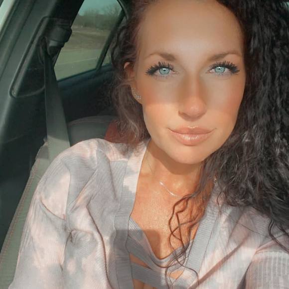 Profile Picture of Brittany Gouker (@bgouker1221) on Poshmark