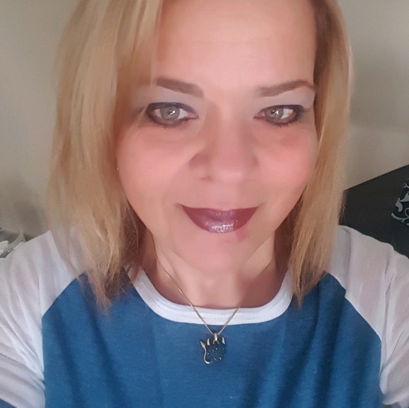 Profile Picture of Dinna Gholson (@donnamrg) on Poshmark