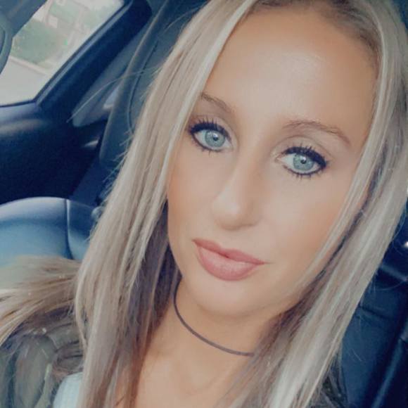 Profile Picture of Erin Schotts (@eschotts) on Poshmark