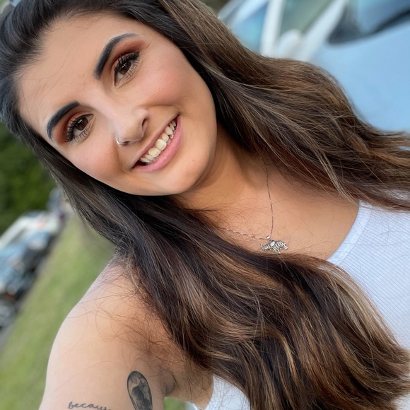 Profile Picture of Victoria Adams-holden (@vadamsh) on Poshmark