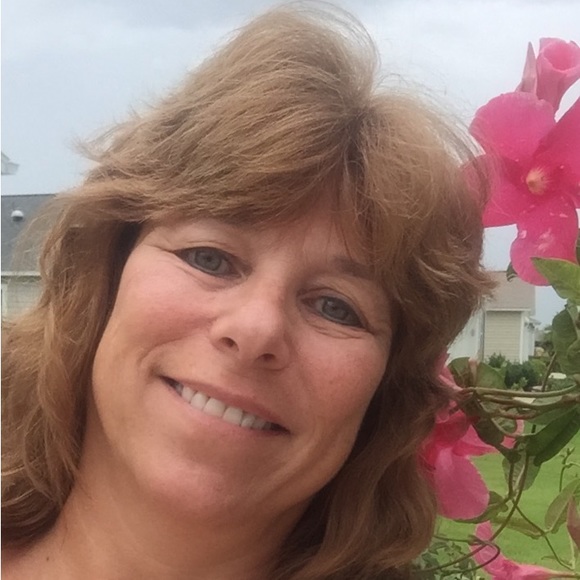 Profile Picture of Erica Stopczynski (@watercolorgal) on Poshmark