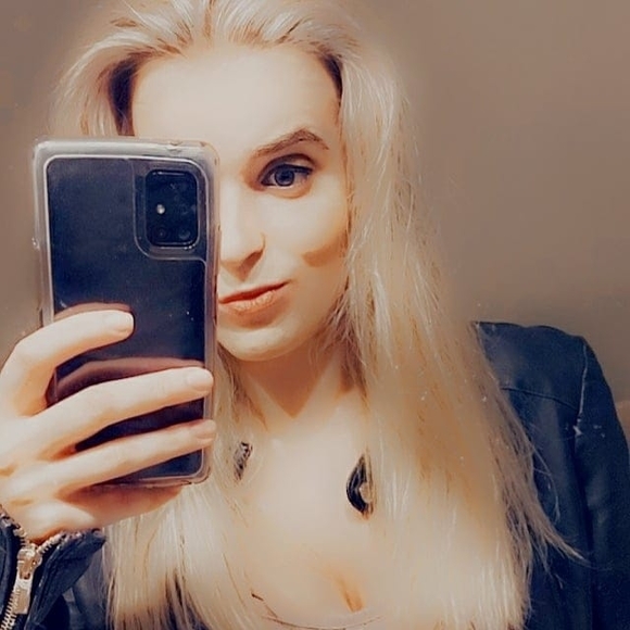 Profile Picture of Elena Bársony (@ebcool) on Poshmark