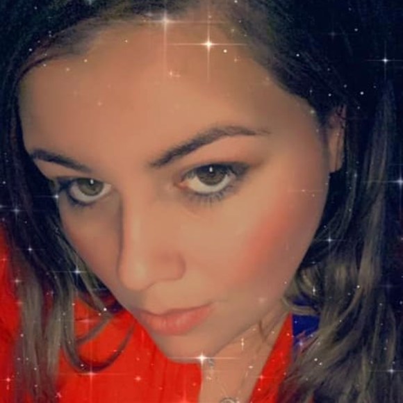 Profile Picture of Amanda Asfour (@roxygirl1985) on Poshmark