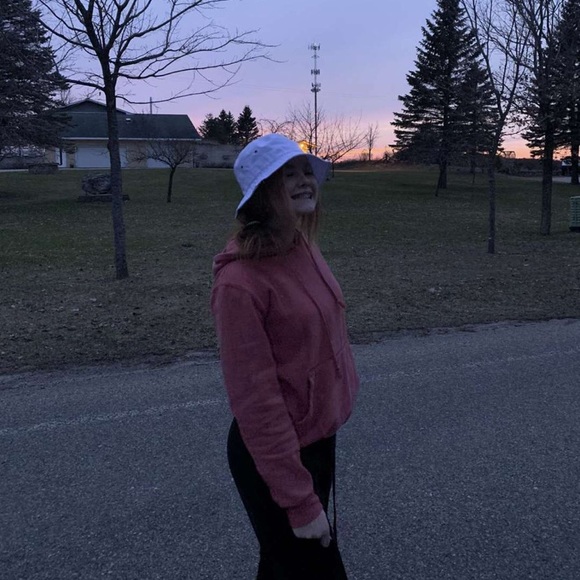 Profile Picture of Averee Heuker (@heukeave) on Poshmark