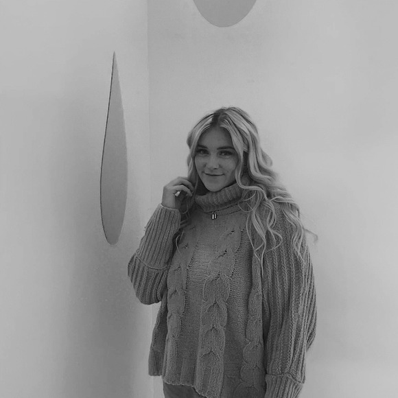 Profile Picture of Amanda Morgan (@chizmara) on Poshmark