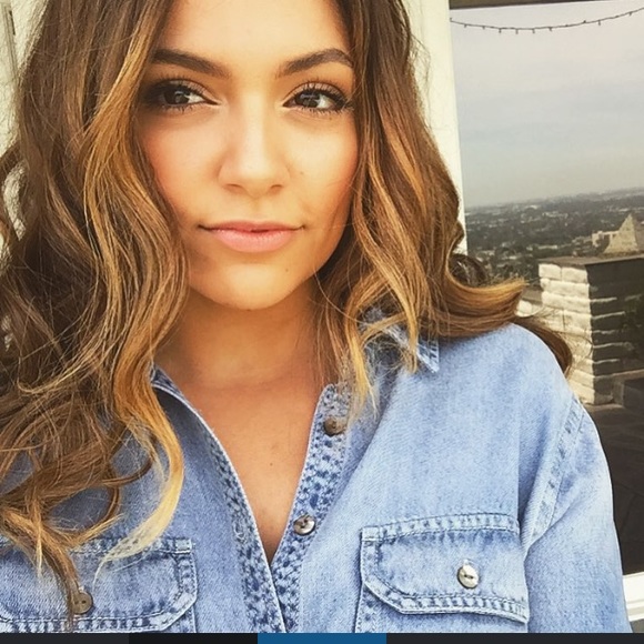 Profile Picture of Bianca Carson (@biancastoage) on Poshmark