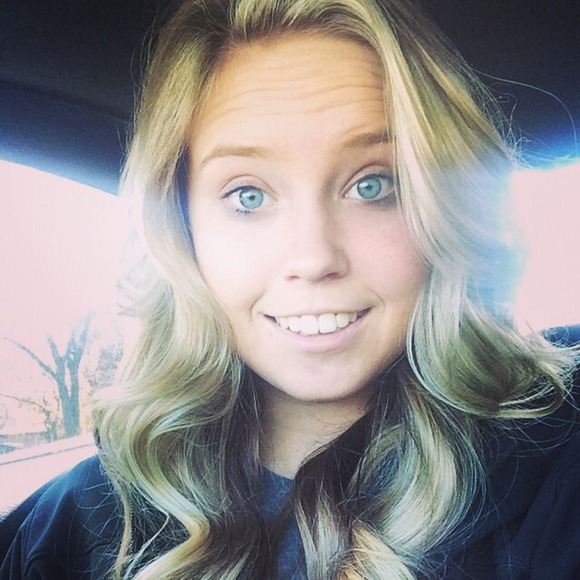 Profile Picture of Alisa Pecka (@apecka2) on Poshmark