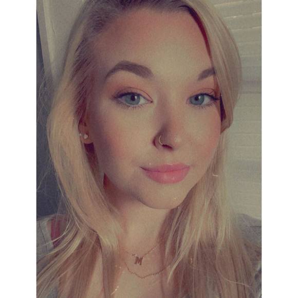 Profile Picture of Madison Pitkanen (@blonde__lyfe) on Poshmark