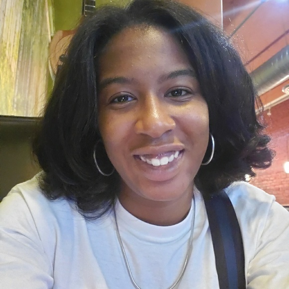 Profile Picture of Maya Alba (@mayawilson272) on Poshmark